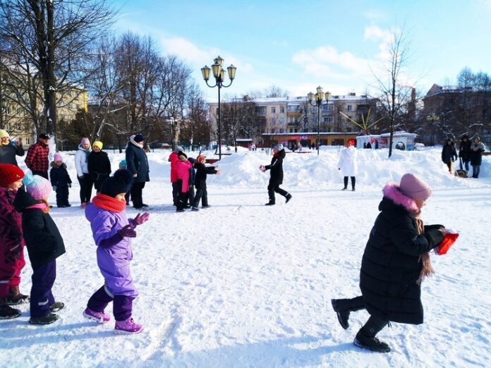 В Детском парке культуры в Климовске прошел сказочный вернисаж В Детском парке культуры в Климовске прошел сказочный вернисаж