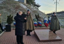 Подольские школьники и студенты возложили цветы к памятнику Виктору Талалихину