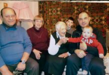 Ветеран Великой Отечественной войны Лидия Карпушина принимает поздравления и слова благодарности